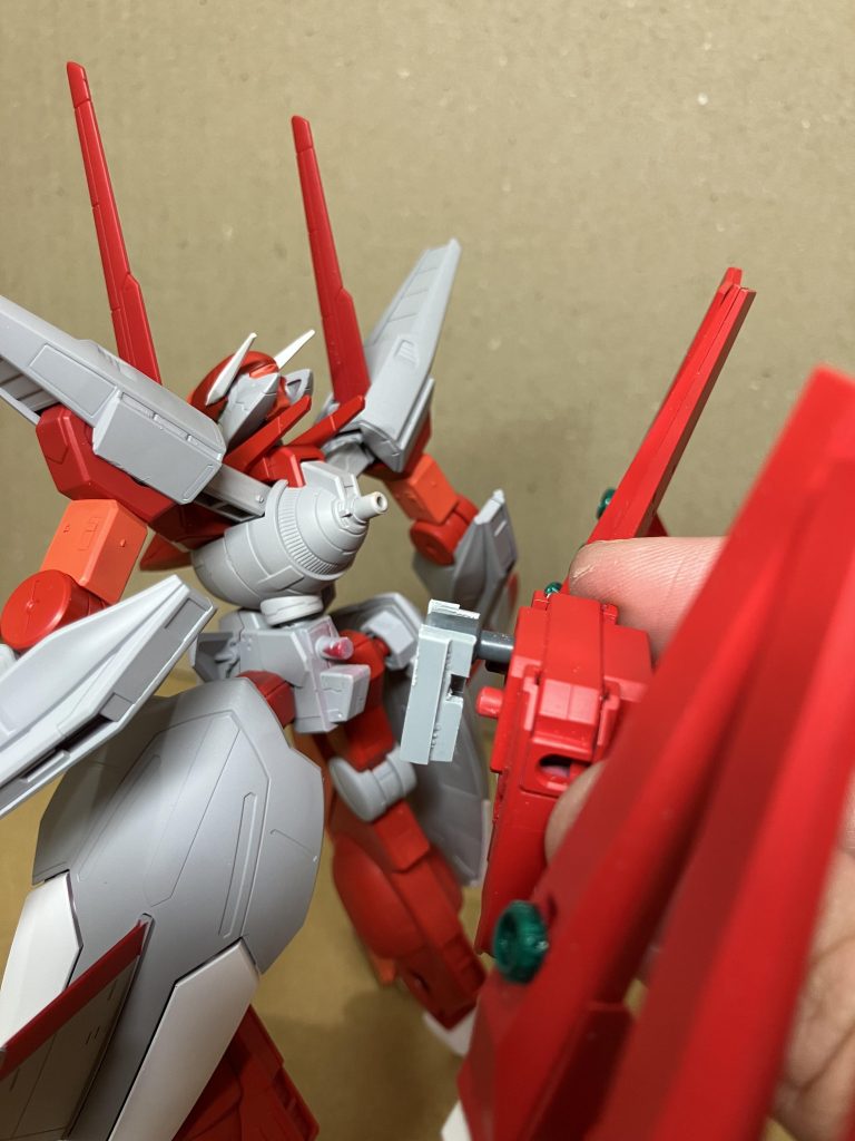 プラ板等で自作したパーツを介してフルドレスユニットを取り付けています。