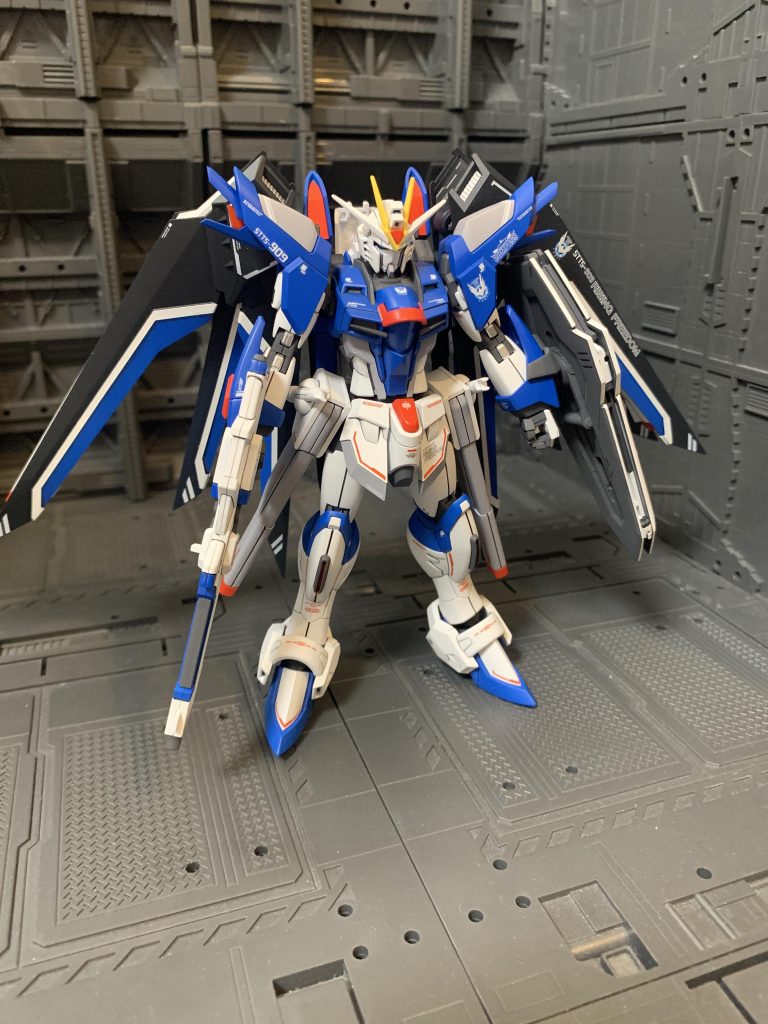 正面から。実物より少し色が濃い目になっています。細身の機体かと思っていましたが案外ボリュームありました😊