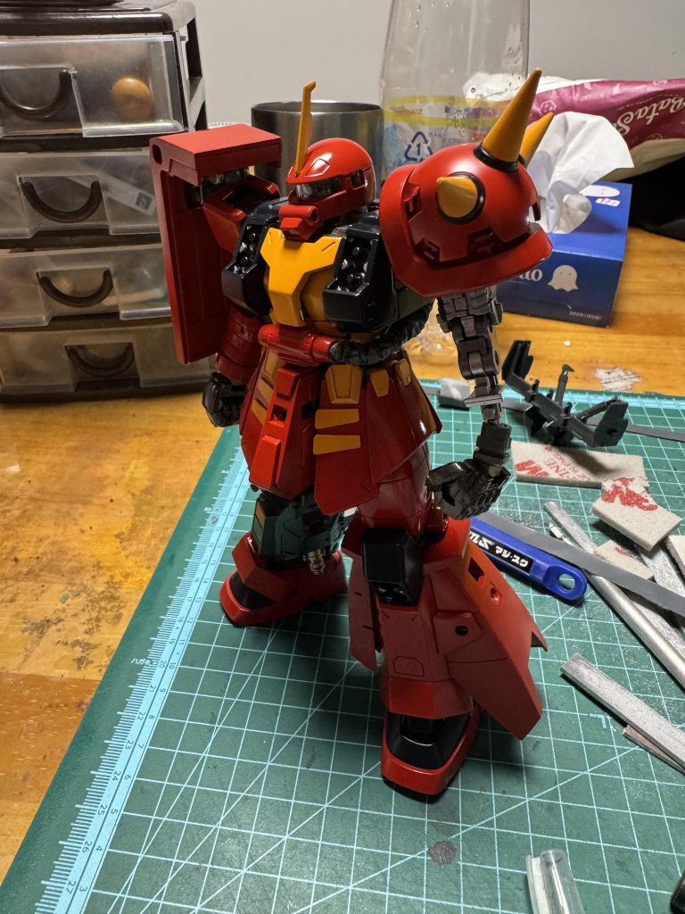 サイコザク塗装開始時は、赤色がハッキリしすぎてて、一晩で再塗装を決まました。完成後を見ると、色のコントラストって本当に難しいと改めて痛感しました。 再塗装して、よかった〜。