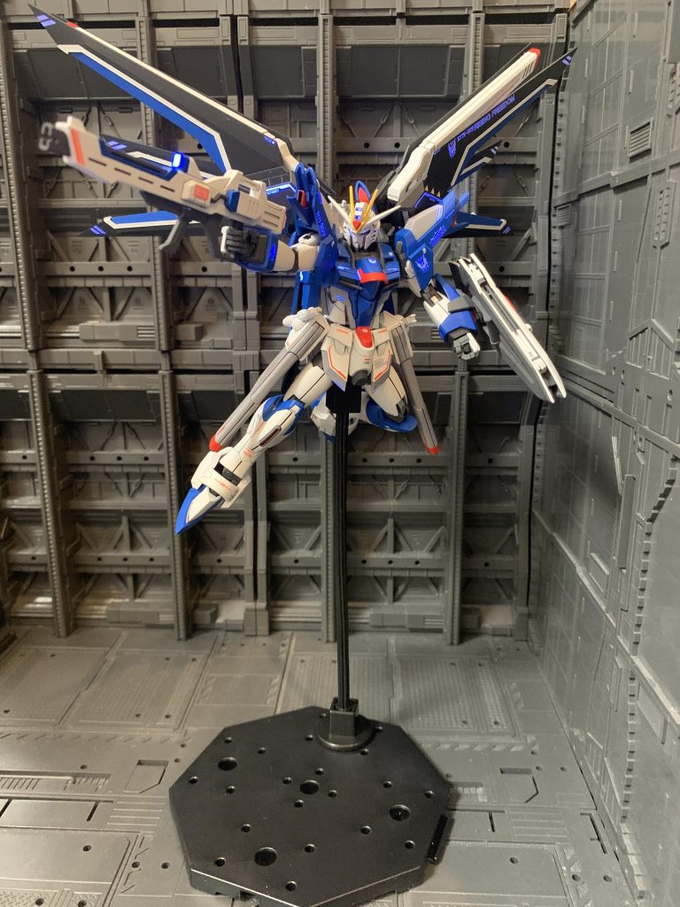 浮かせて武器構えて見ました。浮かして翼を広げると更にボリュームアップしましたが、浮かせてなんぼですねw