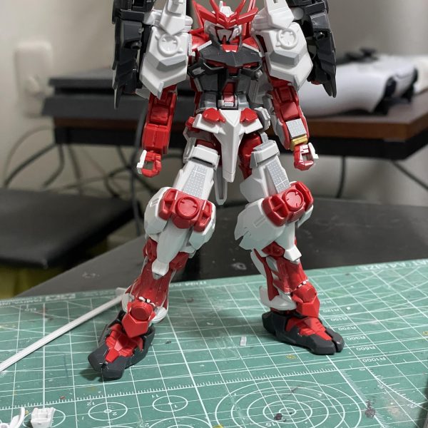 戦国アストレイを作ってます。デザインが完成されてると思ったのでミキシングはしない…しても剣一本増やそうかなくらい？模型屋で見かけて勢いで始めましたけど、アストレイは独特のディテールで難しい！ちまちま進めようと思います。（2枚目）