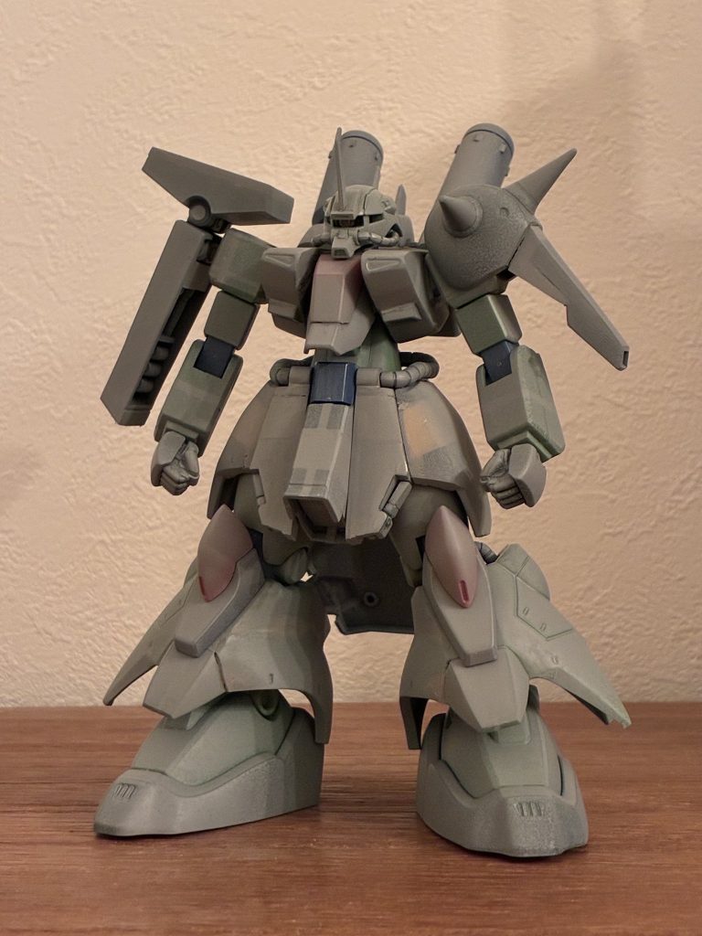 手首をビルドハンズ丸型に交換し、サフを吹いたところ。この後、頭部と腰部の動力パイプをモビルパイプ+スプリングに置き換えました。