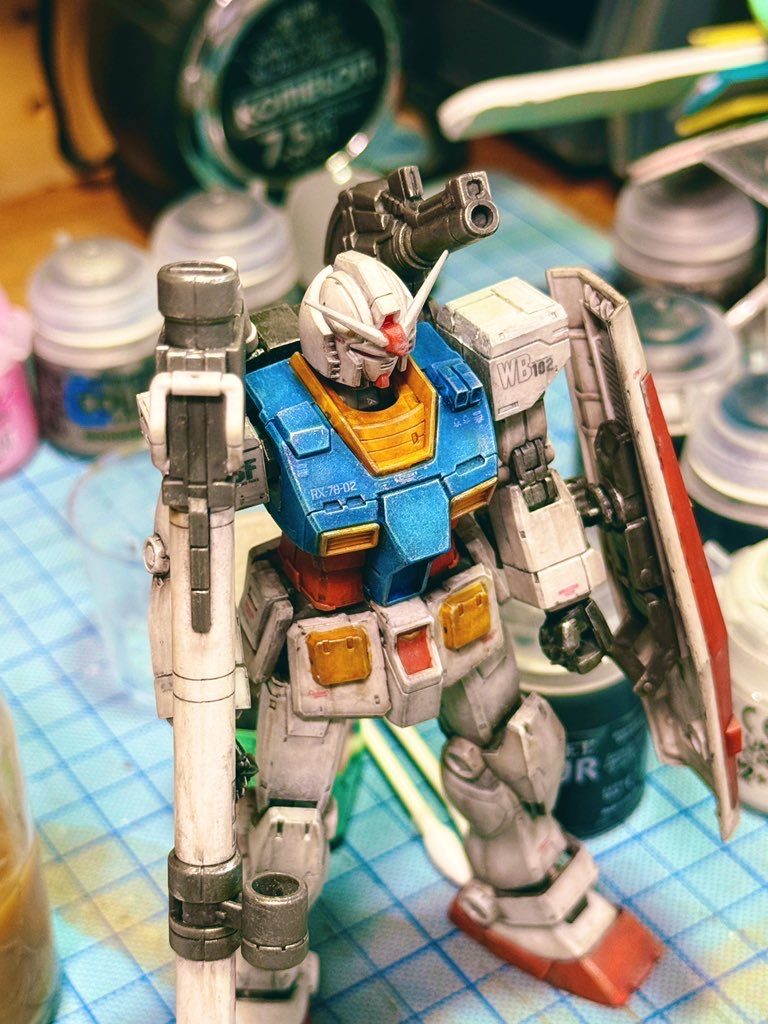 工作は武器の合わせ目消しくらいでほぼ何もいじってません(まだ未熟なころの合わせ目消しなのでよく見ると合わせ目ちゃんと消えてない💦)。◾️塗装レシピシタデルレイヤーをカサカサになるまでキッチンペーパーで拭き取り、成型色の上から面中央とエッジに当たるように下記の配色でドライブラシ。・青色部:アニメイメージに近づけた明るい水色ドライブラシ・赤色部:オレンジ色ドライブラシ・黄色部:暗い黄色コントラストベタ塗り→明るい黄色ドライブラシ・白色部:非常に明るい白に近いグレーをドライブラシ◾️ウェザリングウェザリングカラーマルチブラックで墨入れ兼ウォッシング→ウェザリングマスターすすでドライブラシ→エナメルチタンシルバーでドライブラシ