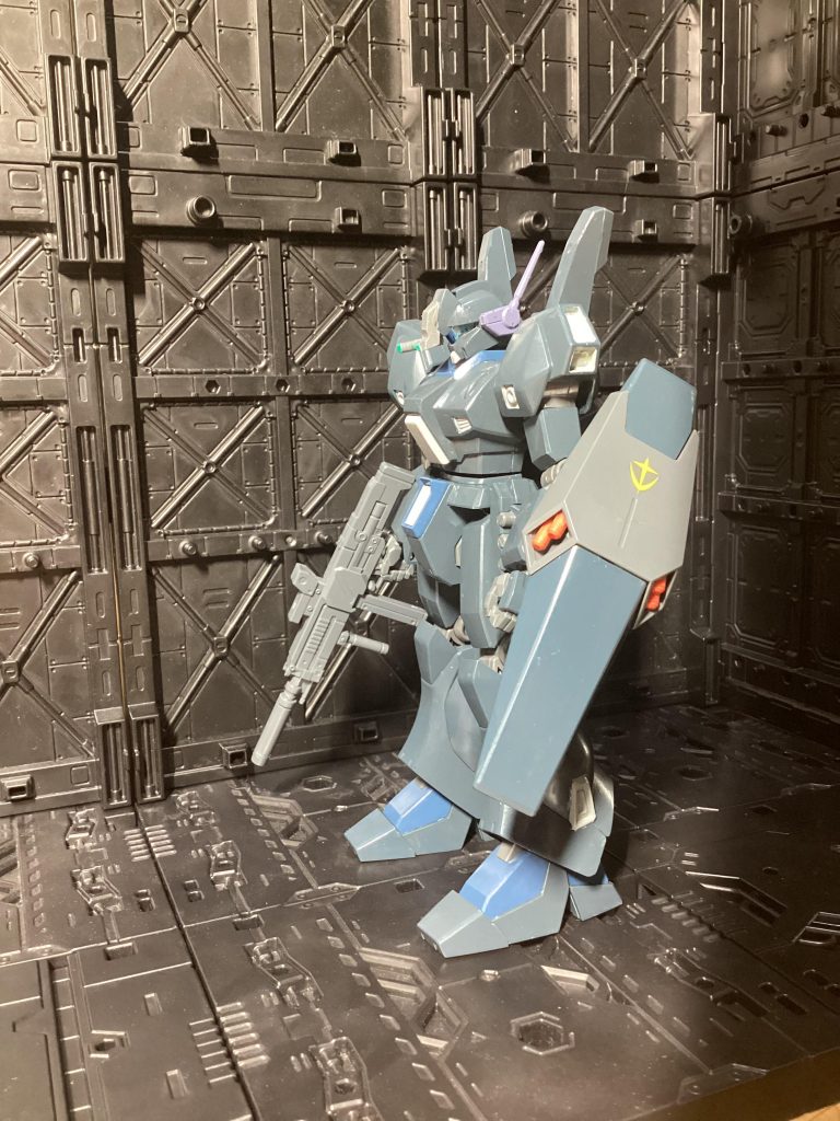 元々、リサイクルショップで投げ売りされたジェガンを買いました。しかし、ビームライフルは無いわ、パーツは欠落してるわ、素体は土まみれ( 何でたよ！？)な状態でした。