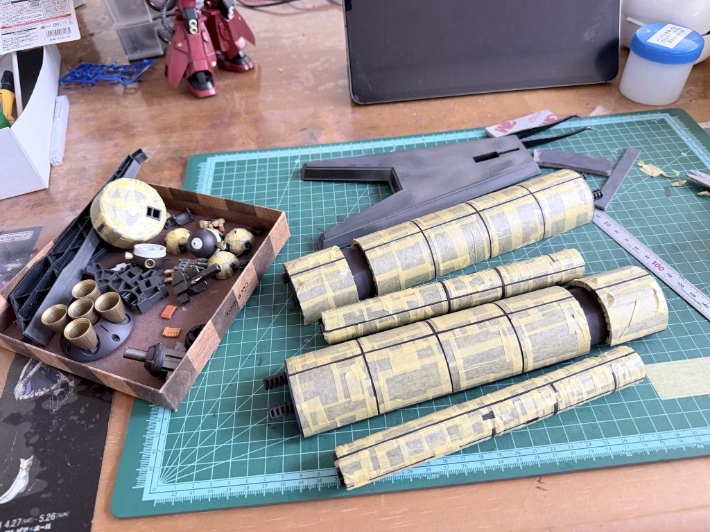 ロケットブースター、やらなくてもいいのに、色分け塗装。マスキングテープ、使い果たしました😢