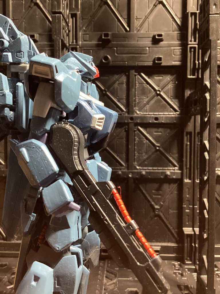 ボロボロになっていた旧グリプス戦役セットの3体をミキシングをしてMK3風にしてみました。MK-Ⅲを見ていると顔はZガンダム、上半身はガンダムMK-Ⅱ、下半身は百式っぽいなぁと思ったので。
