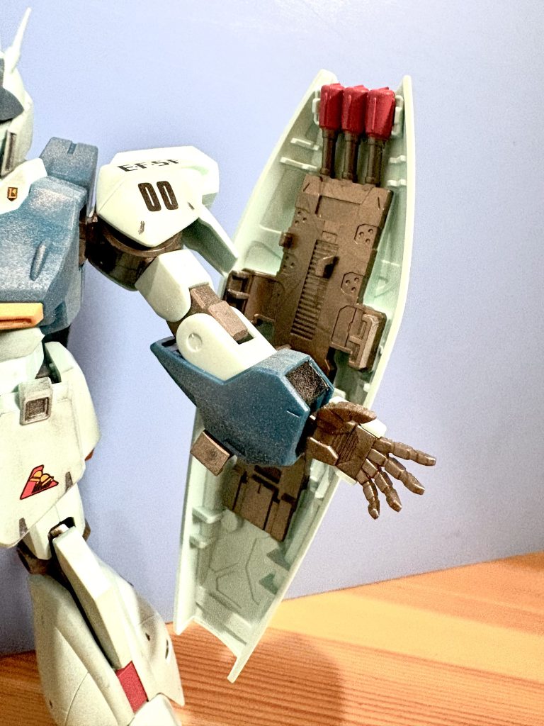 シールド裏のハンドグレネードでしょうか?サイドスカートのミサイルかな?もいい感じ