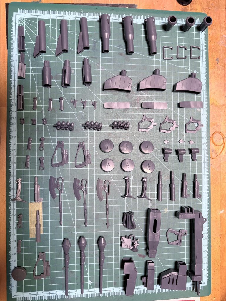 完成後、暫くは武器を作らないと誓って、下地処理前に並べてました💦