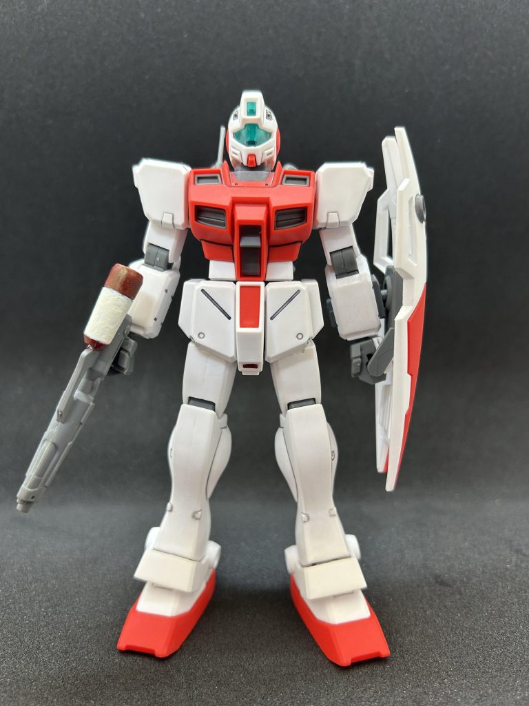 正面手と足に目立つ合わせ目があり、このキットで初めて合わせ目処理を経験しました。大変でしたが完成した時の感慨深さは今でも覚えています。