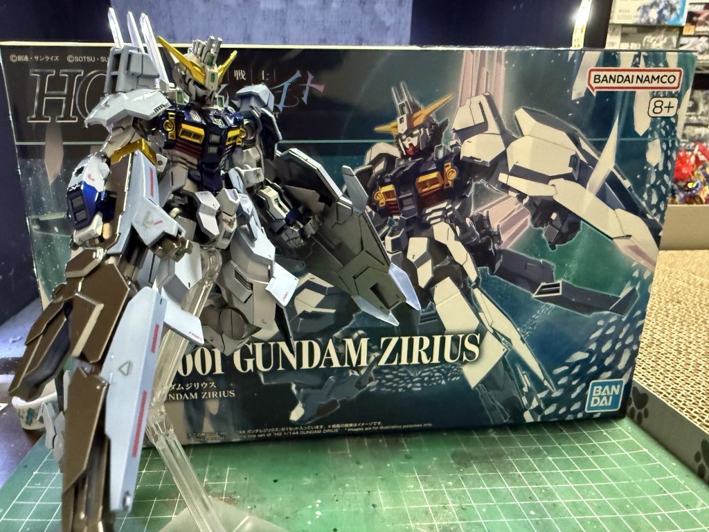 と、いうわけでガンダムエイトよりガンダムジリウスをチタニウム風に頑張って、頑張って、頑張ったのに思ったよりうまくゆかなくてショックでした。黒サフ、EX黒までは全身同じ。失敗したと思ってる外装のEX黒にパールシルバーを吹きました。おそらくこれが失敗。軽装備はEX黒にシルバーを吹いてうまくゆきました。青、赤、黄はキャンディがうまくいってて最高のうるつやになってます。次は!次こそは!チタニウムフィニッシュ風をうまくしい!ありがとうございました!
