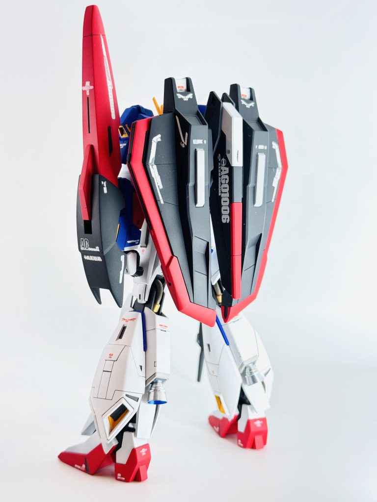 スラスターはメタルパーツに置き換えています膝裏のパイプは切り飛ばしてスプリングに置き換えました