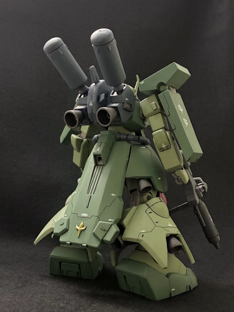 設定画はキットよりプロペラントタンクの位置が外側に見えたので、バックパックを左右と中心の3つに分解し、スペーサーを挟んで幅増し。左右ブロックの位置は少し高くしました。そのため後ろ姿も迫力が増した様に思います。