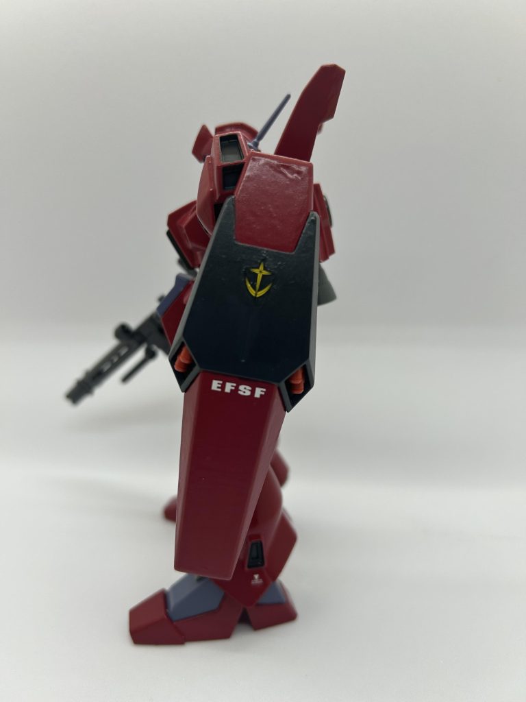 側面シールドにもデカール、足のスラスターにもワンポイント。