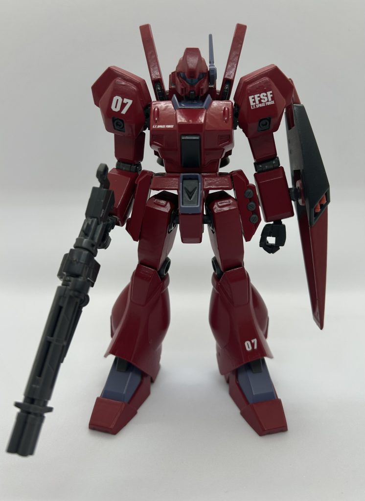 正面武装はビームライフルを別作品で使ってしまった為、ジャンク品を漁って出て来たビームガトリングを使用。久しぶりに貼ったデカールが思いの外上手く貼れました。