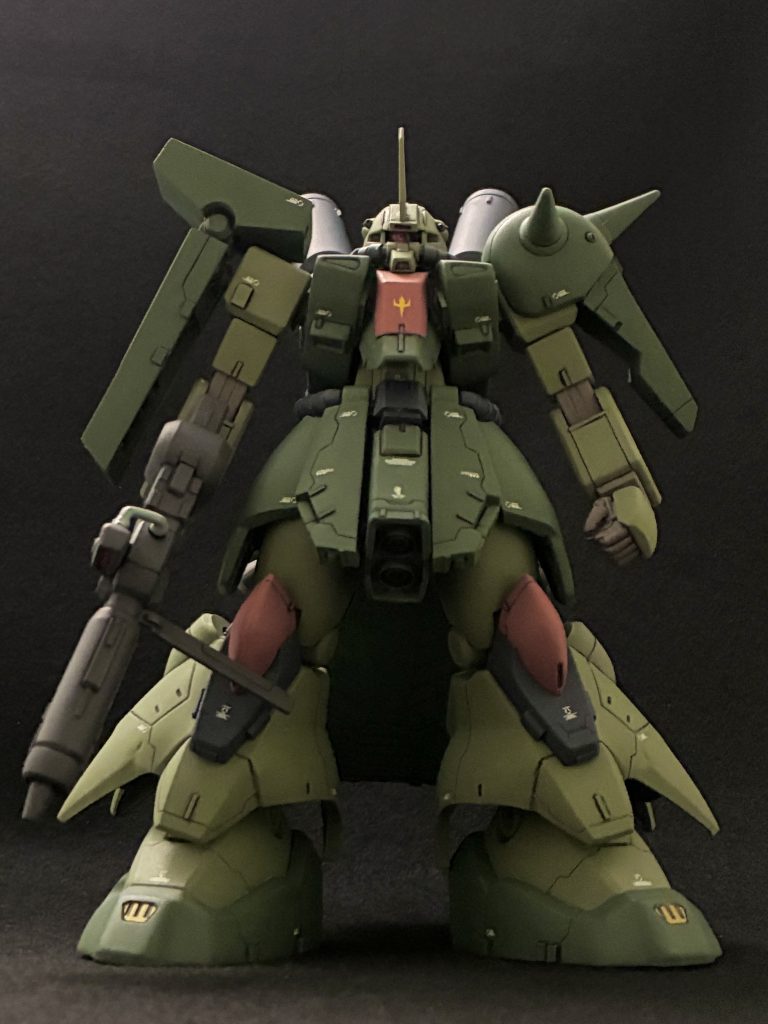 改修箇所は下記の通りです。各部位を大型化する工作が中心です。頭部: モノアイ設置、額センサー大型化、口延長、動力パイプを置換胸部: 左右を上向きに延長、コクピット部分を前方に突き出し肩部: 肩ブロック・アーマー大型化腕部: 前腕延長、手首置換腰部: 股関節を前方に移設、前横アーマー・フンドシ延長、動力パイプ置換脚部: 下脚内側の裾の拡幅、足首付き位置を外側に移設バックパック: 幅増しと左右ブロック位置の変更