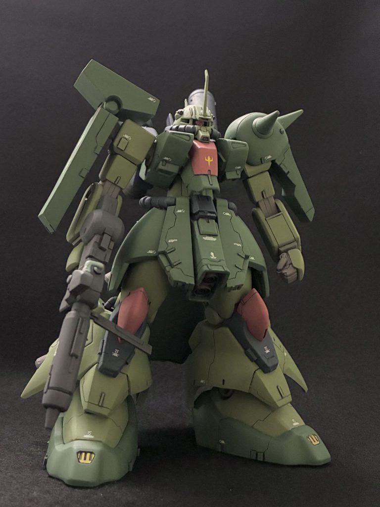 脚部の改修は密かにこだわりました。ザクⅢのプロポーション改修では足首位置の調整は定番ですが、それに追加して内側の裾も広げてみました。