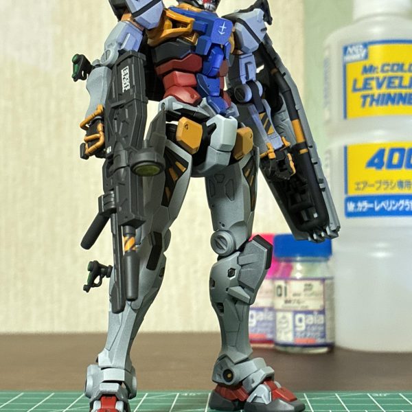 前回失敗した顔の塗装を一旦落として塗り直し。目の下の副眼？の筆塗装を失敗した経験を活かし、レジンに蛍光塗料を混ぜてちょんちょん充填する事で問題を解消…した事で他のカメラもレジンコートする羽目になり、ついでに6カ所のハードポイントのセンサーもレジンにしと苦労しましたが、ちょっとカッコ良くなったかも？😁ゼロヒトも同じ事すると思うとちょっと鬱です😅（2枚目）