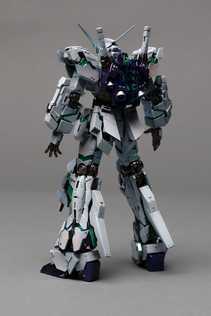 このキットの特筆すべき点は、Kensukeさんのようにパールカラーを使用したところですが、初めてのエアブラシでは彼のレベルには到底及ばず、影があまり良く出ていません。