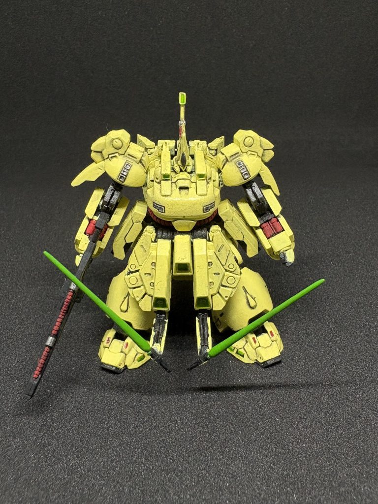 正面。ゴツゴツながらもディテールが細かく引き締まってる感じ