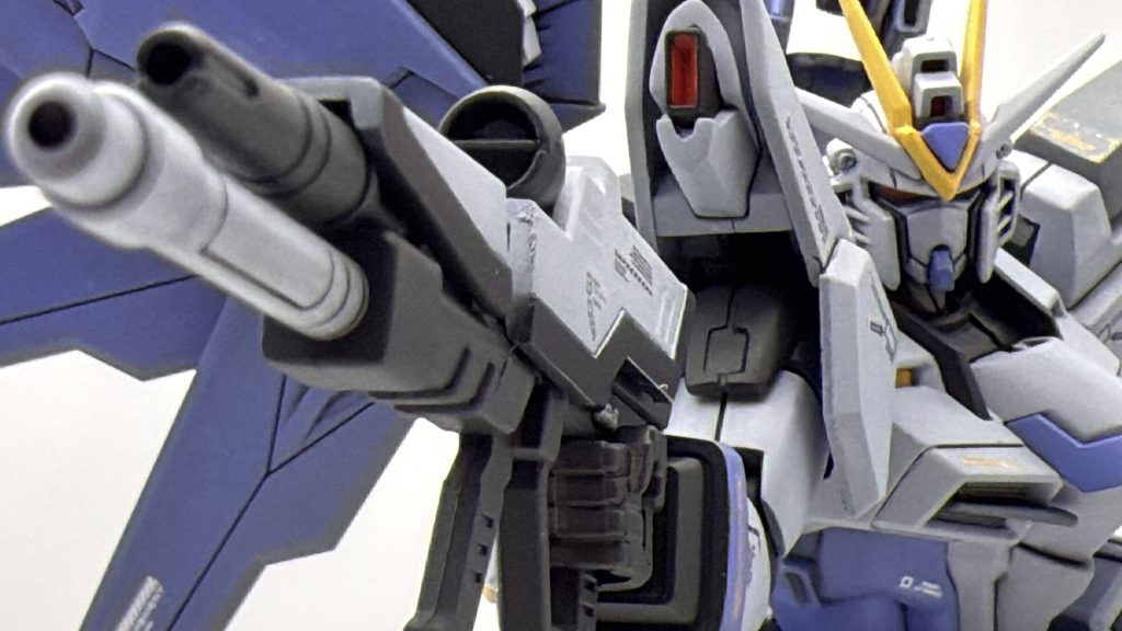 ルプスビームライフル改。ビームサーベルをマウントすることができ、両方の口径からビームを発射可能。