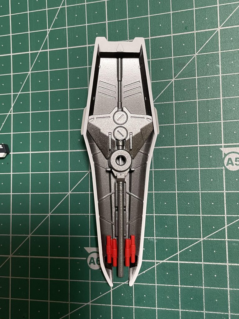 シールド裏もエナメルのガンメタルで塗分けてみました。ミサイルの辺りにカーボンシートが貼られているのはガンメタルが剥げてしまったのを誤魔化すためです。トップコートが甘かったのか別パーツ化したミサイルが取付時に擦れてゴリっと逝きました。 