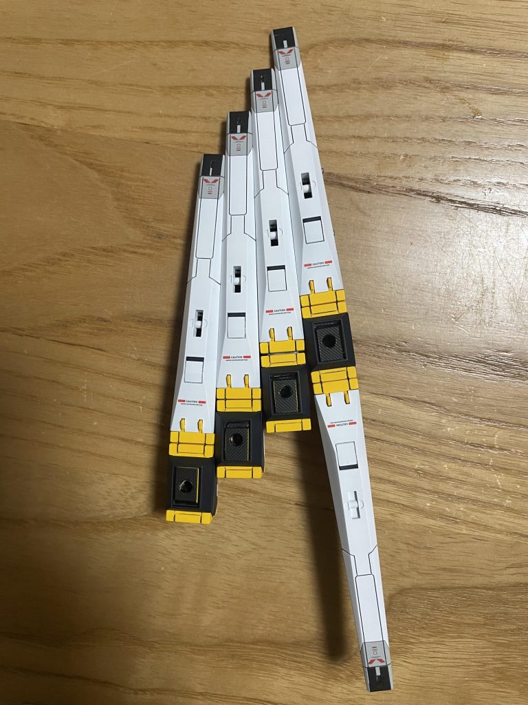 フィンファンネルはHGUC持っていないで、RGの物を使用。ファンネルが4基なのは改造で2基使用したためです。背中が軽くなったね！と暗示をかけていきます。