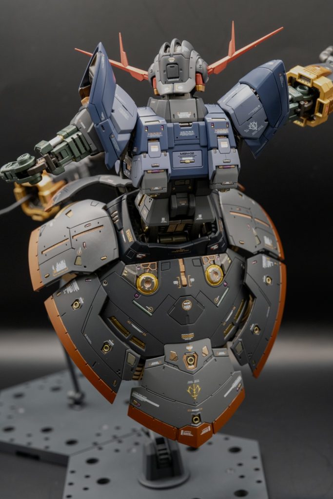 スカートの下部は、カッパーで塗り分けパネルに覗く、インナーフレームの細かい部分はメタリックのマーカー（ゴールド、ガンメタ、カッパー）で彩色グレーの外装にはオレンジとホワイトのカラーのデカールをチョイスグレーにはこのカラーのデカールがぴったりでした！