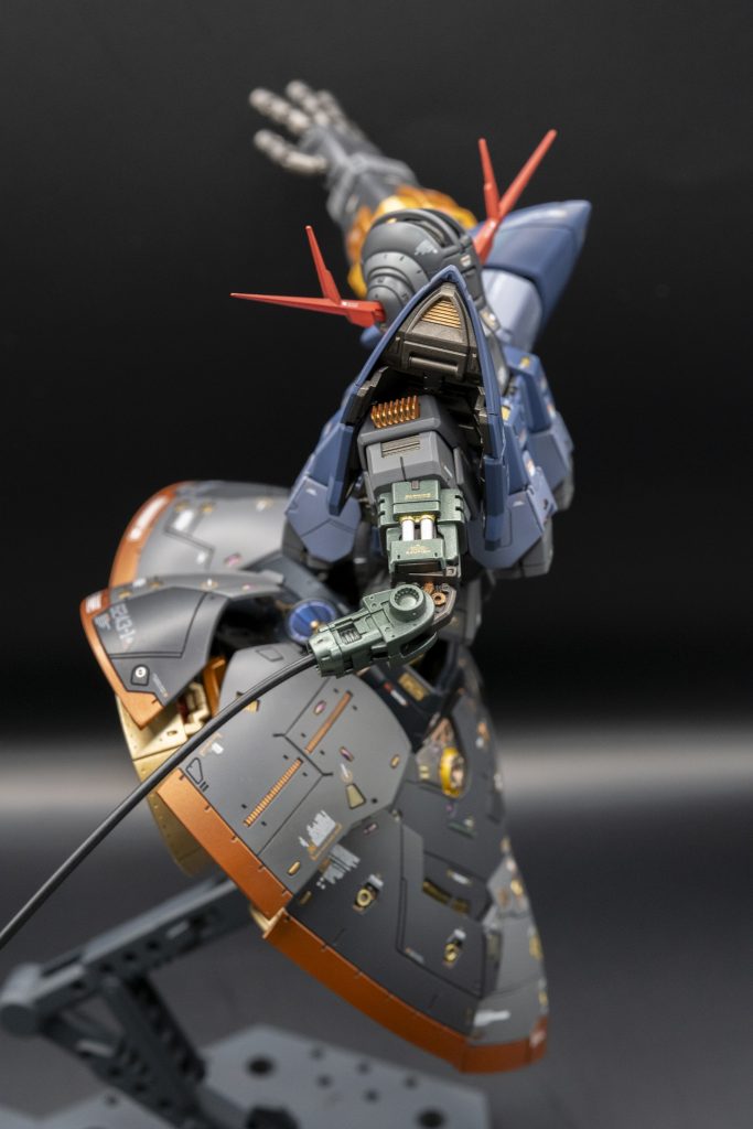 腕のグリーン部分は、ぷらもぷらすさんのペールグリーンメタリックを使用写真ではうまく表現できていませんが、とてもいい色です！肩には、カッパーで塗った放熱板のパーツを埋め込んでいます