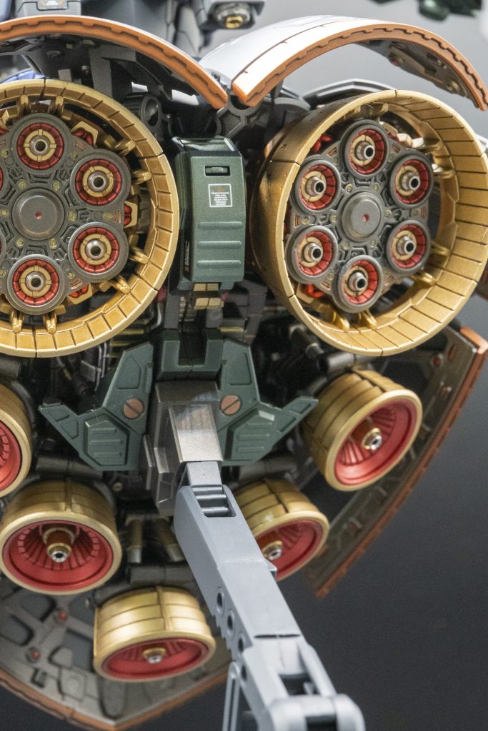 バーニアはゴールド系で派手目に赤色のカラーは、ガイアノーツのプライマリーメタリックレッドを半艶消しでこの塗料は、メタリックのアルミフレーク自体に彩色がしてあって、鮮やかな色味が特徴ですメタルパーツはバーニアの中心部にぷらもぷらすさんのアポジを埋め込んで、控えめでありながらもリアリティを出してみました