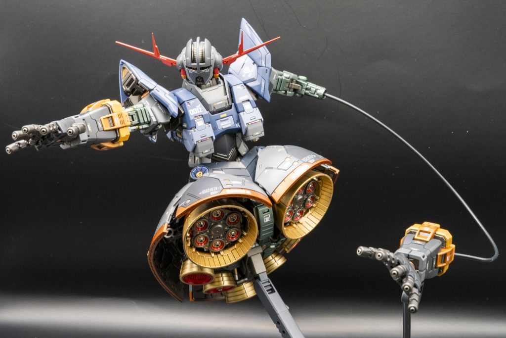 RGは手を加えるべき箇所が少ないのですが、スカートのスジボリとデカールで情報量をアップ胸のスラスターとマニピュレーター、スカート内部のバーニアにはメタルパーツを埋め込んでいます