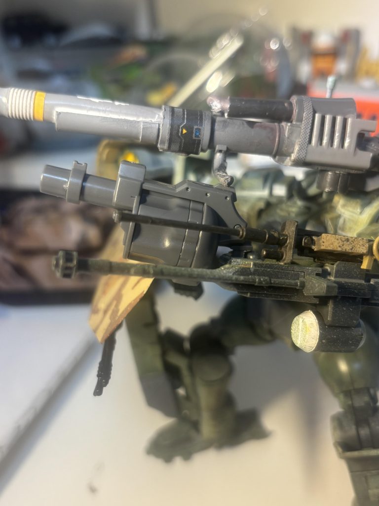 左手にリボルバーランチャーを装備