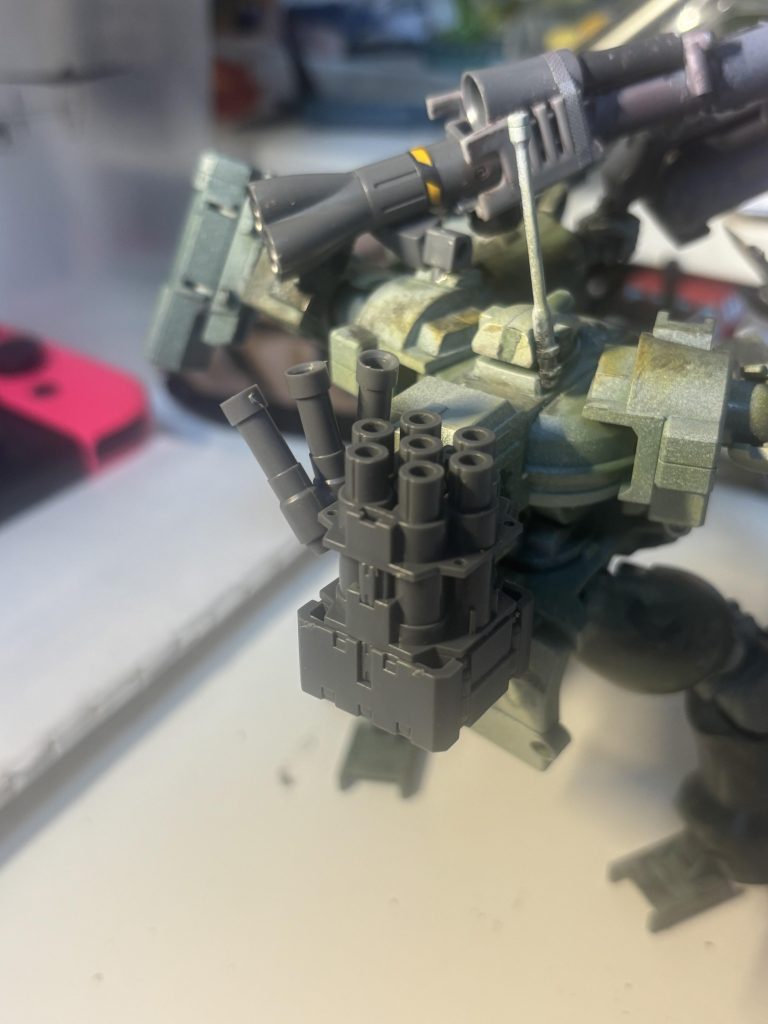 背中には、白煙投擲機と七連噴進砲を装備