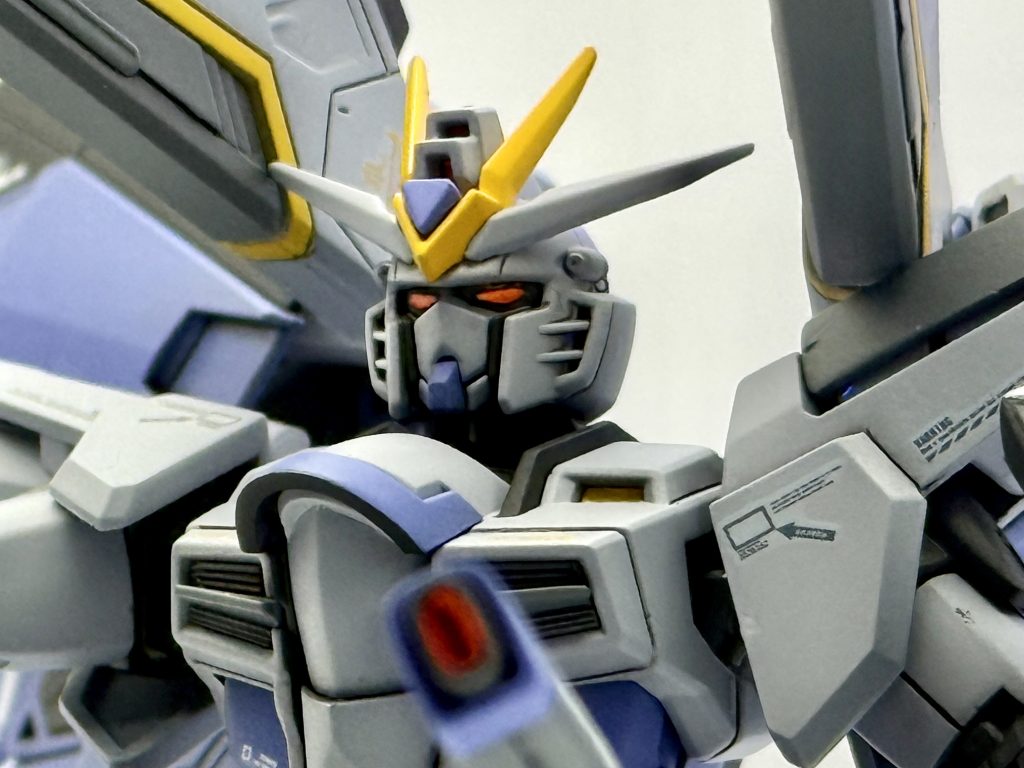 アイは赤色に塗装。ダークヒーロー系のフリーダムを目指しました。めちゃくちゃ綺麗に塗ることができて満足。