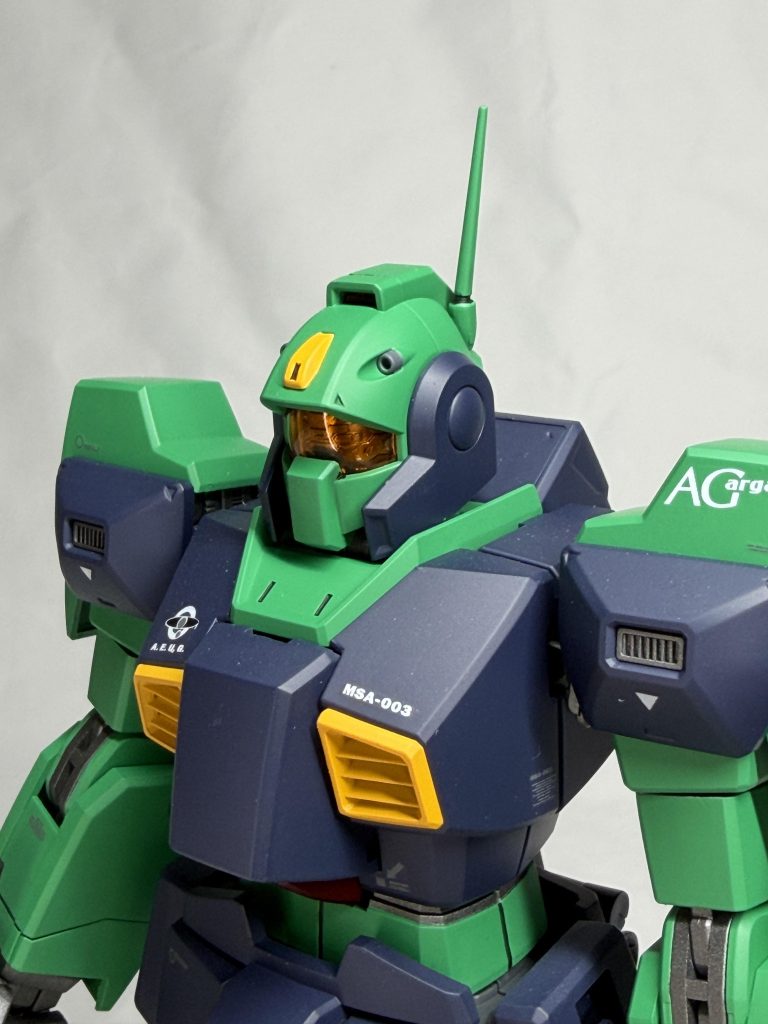 頭の合わせ目は諦めましたがバルカンだけは塗り分けました。