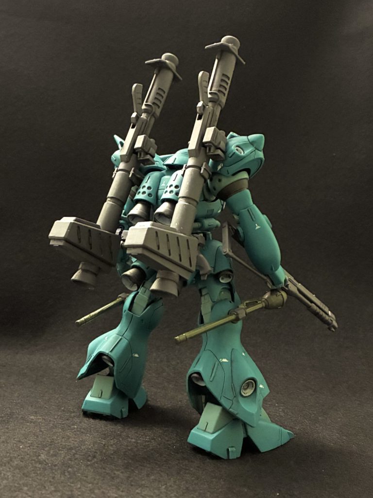 設定画を見ると、本体色は本編と違ってやや緑寄りの青に見えたので、そのイメージを強調するように更に青緑に寄せた色で塗装。設定上グレーの部分も青緑に寄せ、黄色だった部分は水色にすることで全体的な配色の統一感を出すことを意図しました。