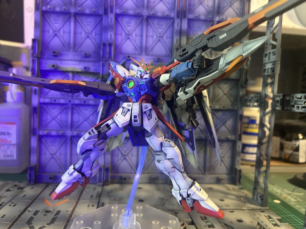 ツインバスターライフル構えカメラアイやセンサーカメラ等も蛍光カラーで塗装してます。