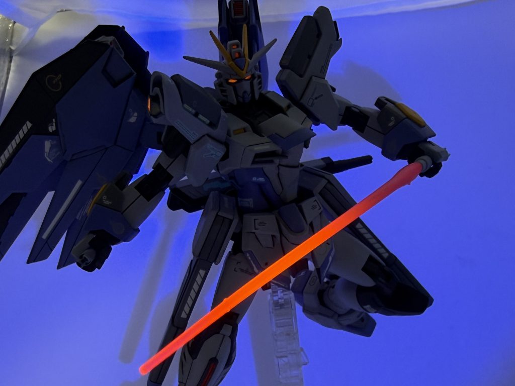 蛍光ピンクを混ぜてアイとバーニアとビームサーベルを光らせてみました。