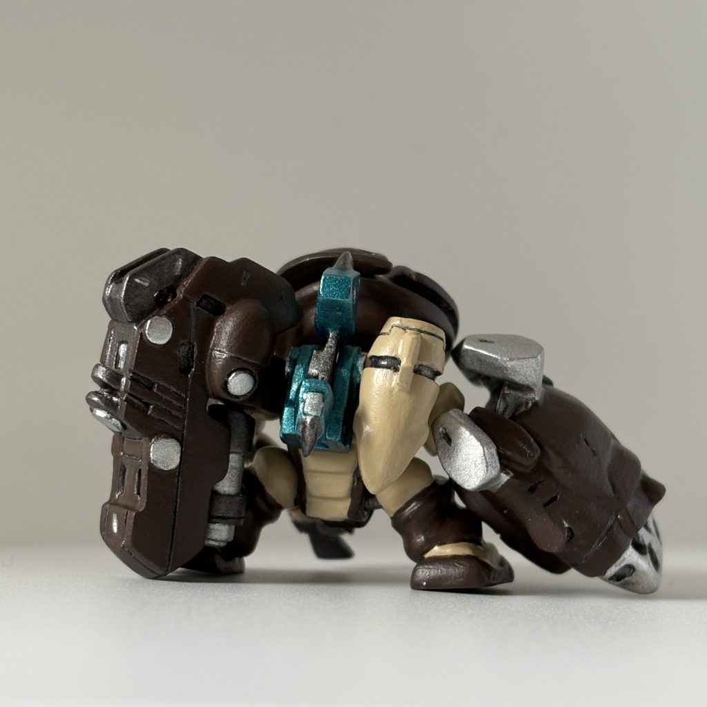 ミサイルコンテナ、重さで地面に着いちゃってるし!😭