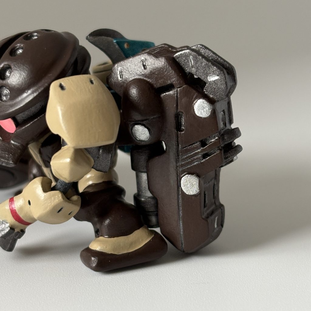 ミサイルコンテナは右肩につけていましたが、干渉が酷いので背中のバーニア?を片方外し、そこに取り付けています。