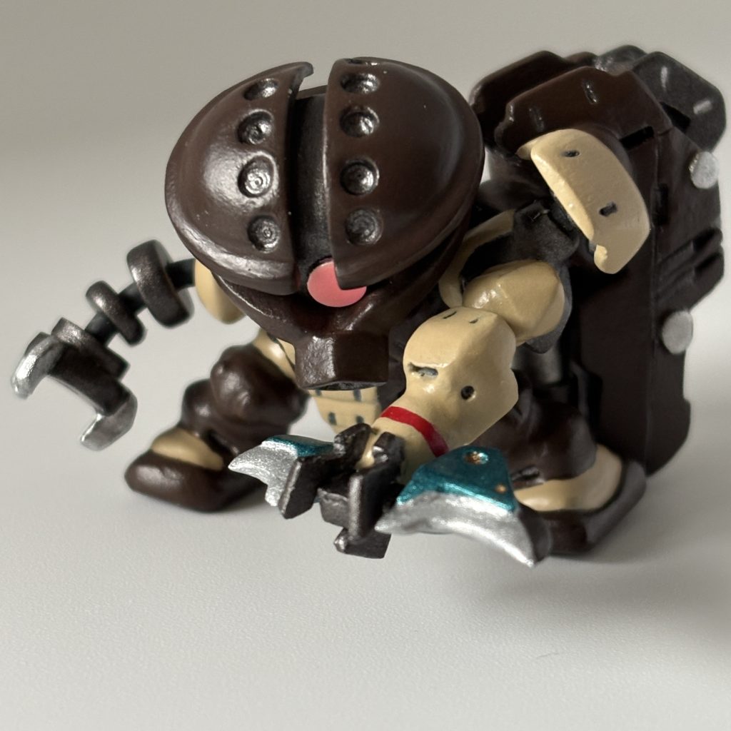 左手)アームユニットは、アイアンブレードを挟めます。