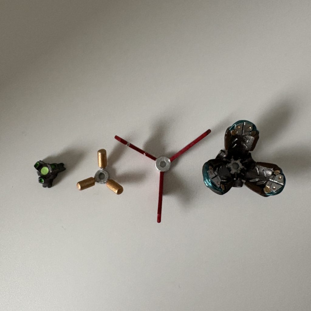 センサーアーム）分解すると4パーツ構成です。