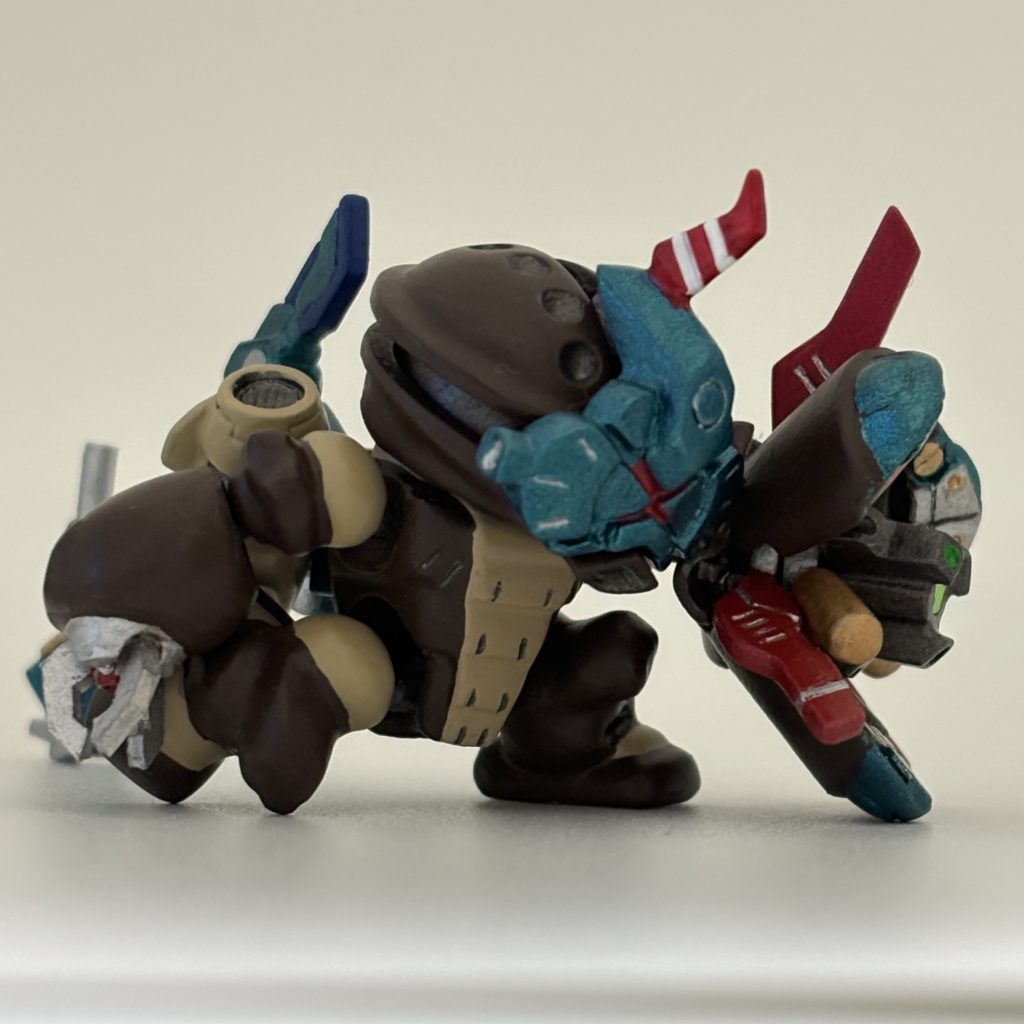 実は、今回のアッガイさん、膝立ち状態なんです。