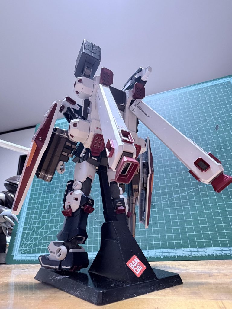 バックショットです。台座に貼ったバンダイが赤タブのため、初版のキットであることの証明です🤭拘りポイントです。