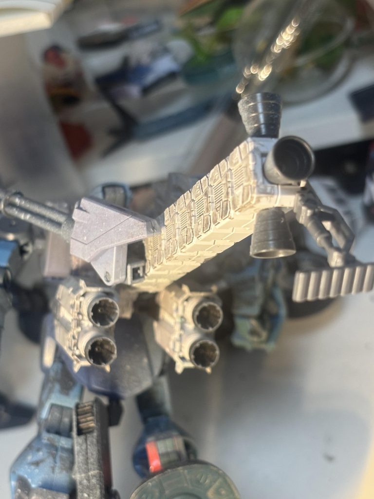 単独での宇宙空間での移動ができるように背中に後方向けのロケット推進機を5個上下向けのロケット推進機を2個と改修が加えられている