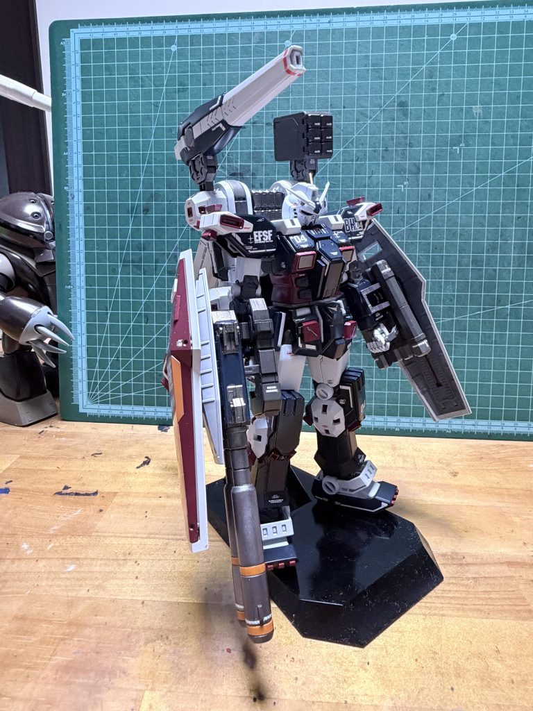 全体です。バックでアッガイさんが支えてくれてます。その後アッガイも無事塗装終わり、次は何を作ろうかと悩み中💦