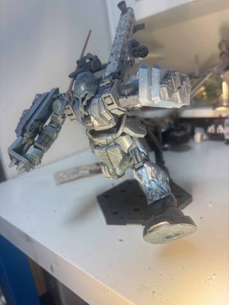 武装はスパイクシールドに加えてヒートサーベル120mmガトリング砲ジェネレーター直結のビームガンなどを装備している