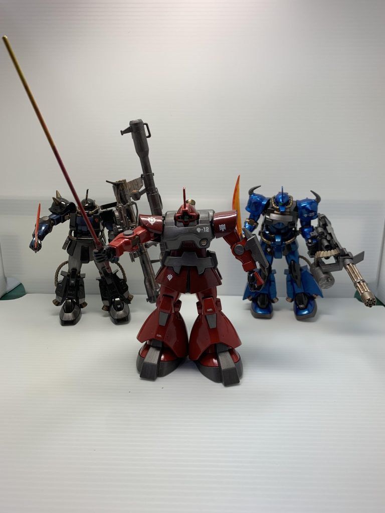 赤い彗星のリックドム、青い巨星の高機動型グフ、黒い三連星の高機動型ザク。３機が集結しました。