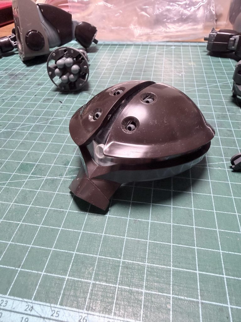 素のブラウンも好きでしたが、モノアイだけはリアル感出そうと市販のパーツに変えました。交換前は可愛いかったんですが、交換後はイカツクなったので、バイザー部分をクリアーブラックにすることを決めましたね。それが、今回のいいアクセントとなったので結果オーライです。