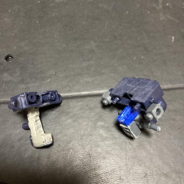 機動戦士ガンダム0080機動戦士ガンダム0083登場。以前からちょっと肩アーマーとスリッパが気になっていて😅(通称らっきょアーマー)好きになれなかったんですがカリウス機は作りたいなぁと🤔バトオペでは肩アーマーもう少しプロトタイプリックドムIIに寄せてますね生産は大戦末期と言う事ですが新型のリックドムIIを与えられるカリウスは実は優秀じゃった？😳すいませんカミました(わざとだ)かみまみた(わざとじゃない？)いつかリックドムII作ろうと思いつつ・・・ リックドムIIは作り手によって大分カッコ良さが変わるし〜😢 で、先日。神やんさんのカッコイイ✨リックドムIIを見て、やっぱ作ろう‼️🤩と再熱した訳です😅 ミキシングのベースはR35パーツだけとか、安価な時にストック購入してまして・・・😁 胸部はツヴァイから切って貼ってミキシング 腰回り股関節はトローペンとR35を流し込み接着剤で切断してニコイチ？ミキシングツヴァイ本体高いよー （5枚目）