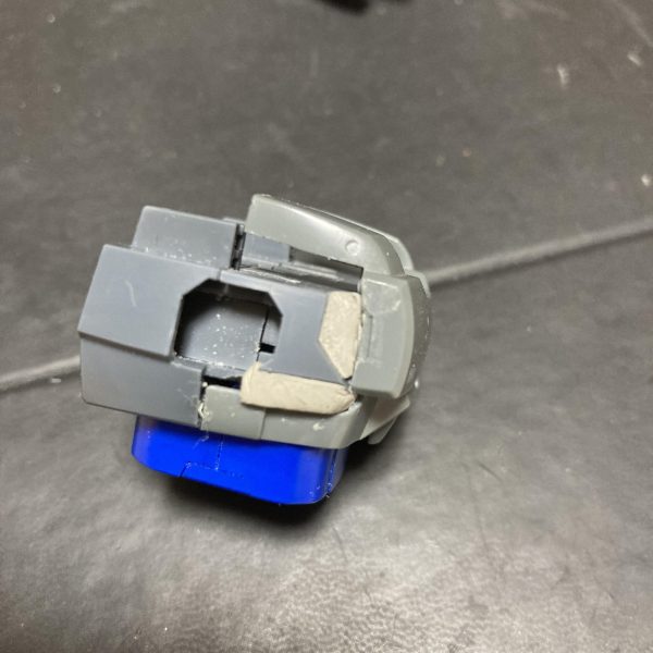 機動戦士ガンダム0080機動戦士ガンダム0083登場。以前からちょっと肩アーマーとスリッパが気になっていて😅(通称らっきょアーマー)好きになれなかったんですがカリウス機は作りたいなぁと🤔バトオペでは肩アーマーもう少しプロトタイプリックドムIIに寄せてますね生産は大戦末期と言う事ですが新型のリックドムIIを与えられるカリウスは実は優秀じゃった？😳すいませんカミました(わざとだ)かみまみた(わざとじゃない？)いつかリックドムII作ろうと思いつつ・・・ リックドムIIは作り手によって大分カッコ良さが変わるし〜😢 で、先日。神やんさんのカッコイイ✨リックドムIIを見て、やっぱ作ろう‼️🤩と再熱した訳です😅 ミキシングのベースはR35パーツだけとか、安価な時にストック購入してまして・・・😁 胸部はツヴァイから切って貼ってミキシング 腰回り股関節はトローペンとR35を流し込み接着剤で切断してニコイチ？ミキシングツヴァイ本体高いよー （4枚目）